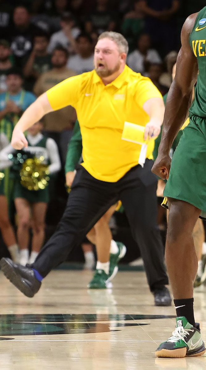 DudtyVT's tweet photo. @UVMmbb @WadeEventPhoto This needs to become the #NewProfiIePic! Absolute gold from Coach @derkvt24 https://t.co/dMBlfzAwkH
