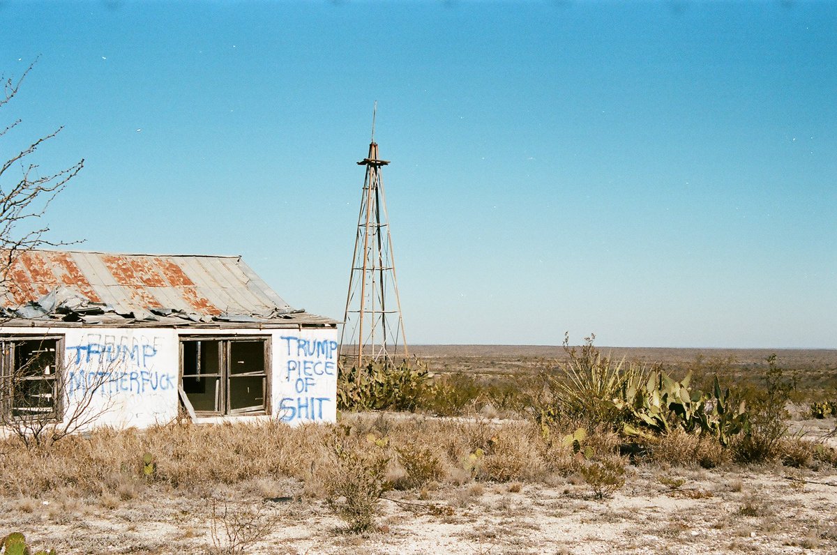katswansey's tweet image. seen on the texas-mexico border 

🎞️ @kodak portra 400