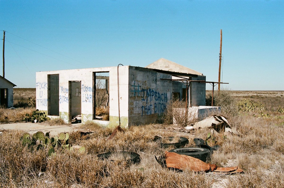 katswansey's tweet image. seen on the texas-mexico border 

🎞️ @kodak portra 400