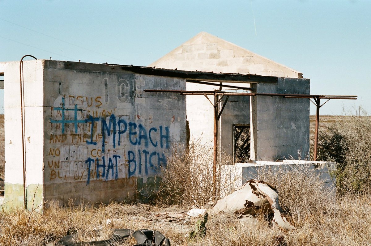 katswansey's tweet image. seen on the texas-mexico border 

🎞️ @kodak portra 400