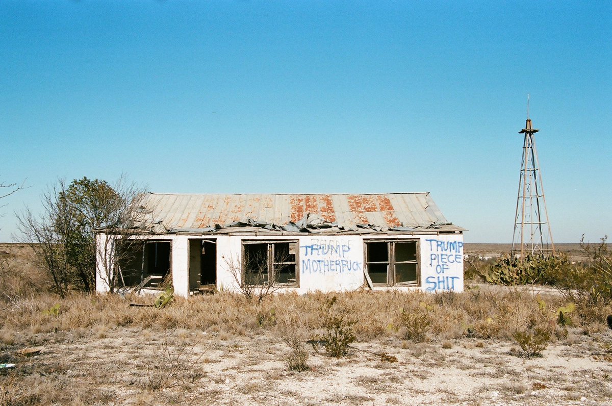katswansey's tweet image. seen on the texas-mexico border 

🎞️ @kodak portra 400