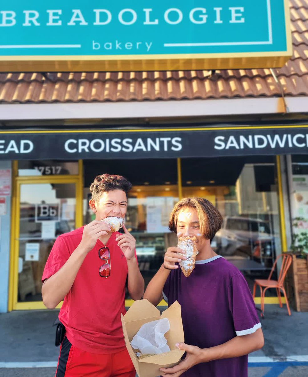breadologie's tweet photo. Fresh out of the oven, our best-seller Almond Croissant is *Hot to Go*! 🔥🥐
.
.
#ChapelleRoanVibes #AlmondCroissantCrave #HotToGo #FreshAndFlaky #PastryPerfection #Breadologie #CroissantLove https://t.co/69Zsr3L5VF