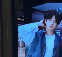 BcroissantB's tweet photo. 비공개 연생인데 사진한장 뜨고나서 끊임없이 데뷔조로 거론됨 06~08 추정 https://t.co/JjTCuJVreb