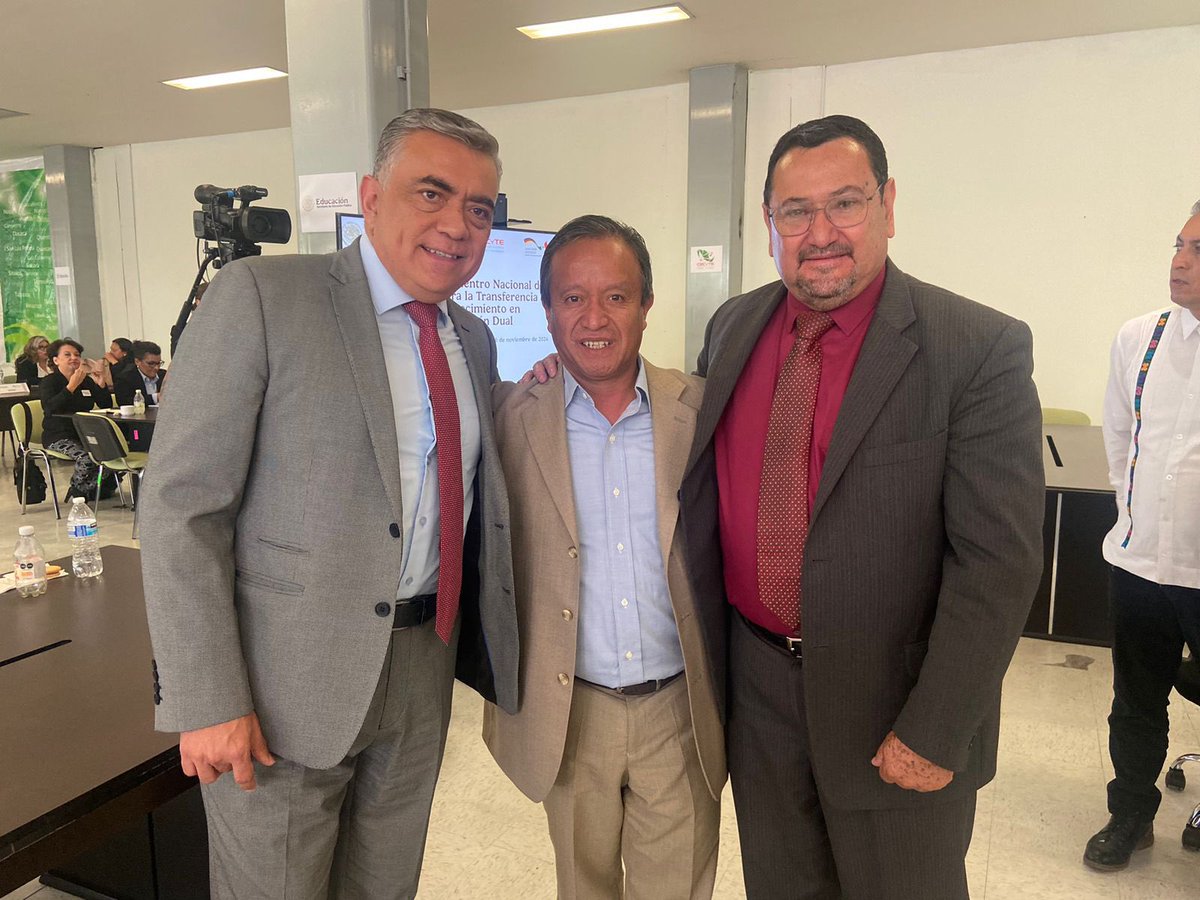 somoscecytem's tweet photo. Queremos que las y los jóvenes tengan las mejores herramientas para su futuro. Hoy, en el Encuentro Nacional de CECYTE para la Transferencia de Conocimiento en Educación Dual, seguimos impulsando una educación de calidad. Con la presencia de nuestro Director General. 🌟 https://t.co/VguRX054Rc