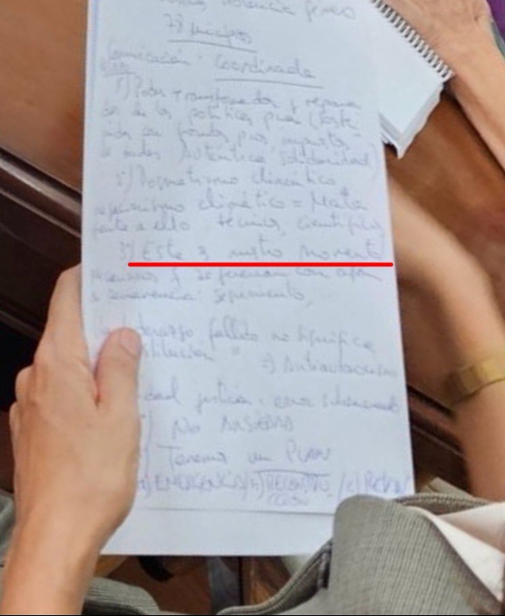 EmilioMontilla_'s tweet photo. Le hacen una foto a Ana Redondo, Ministra de Igualdad, y sacan sin querer los apuntes que llevaba. Flipad con lo que tenía apuntado: 

“Este es nuestro momento”. 

Más de doscientos muertos y esta gente piensa que es su momento. Con razón han retrasado el envío de tropas a Valencia para desgastar a la oposición. 

Son unos psicópatas.