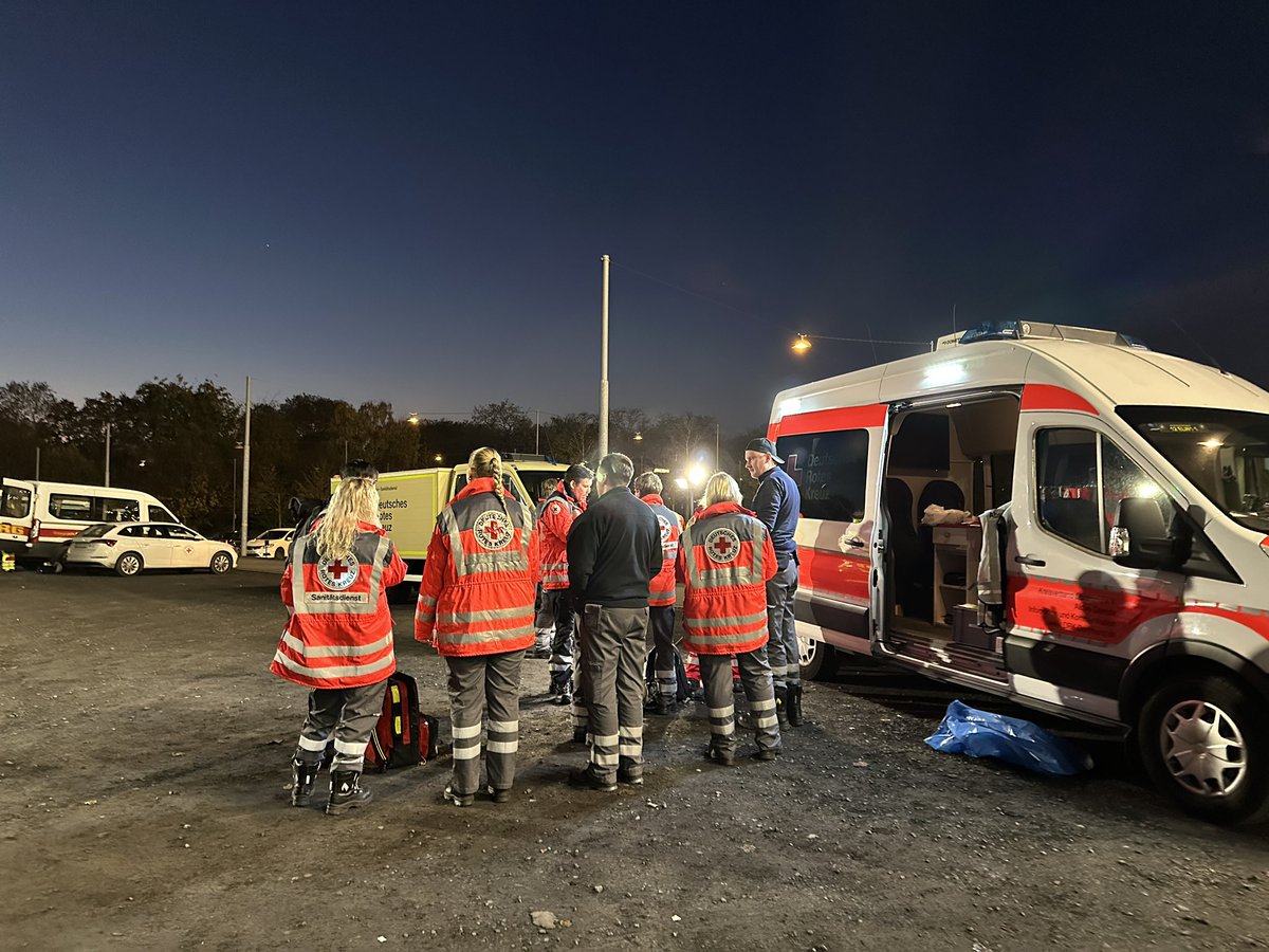 Heute Abend ist Fußball in #Dortmund, mehr als 130 ehrenamtliche HelferInnen vom #DRK sind für im Einsatz. Die ersten Helfer treffen sich am Stadion.