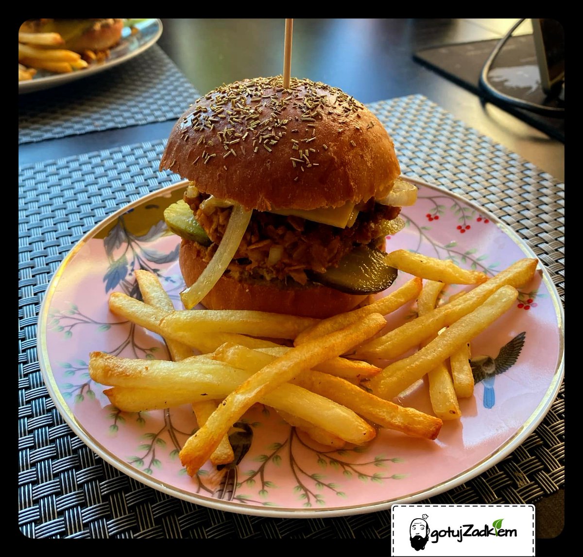 Jak bez mięsa to zdrowsze, co nie?

Burger z dyni, ciecierzycy i płatków owsianych, do tego ostra pasta tofu, ogórki konserwowe, cheddar, seler ze słoiczka i karmelizowana cebula

Linki do przepisów dorzucam w komciu

#GotujZadkiem