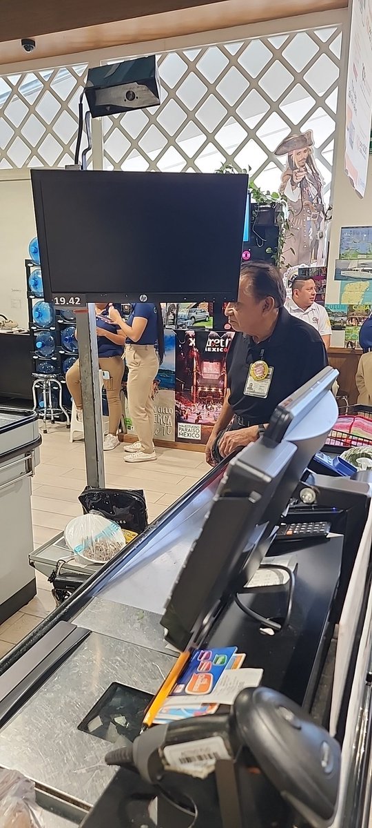 CesarHBenet's tweet photo. Cómo siempre.... Problemas con el sistema esperando de nuevo 
Algo rutinario en chedrahui Zona Hotelera Cancún 
@chedrahui  @pepechedrauimx https://t.co/pF02x8dnby