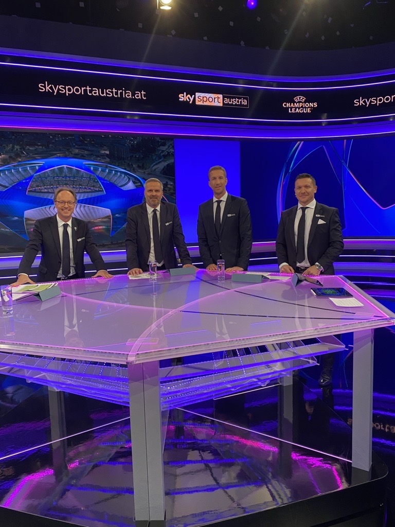 Sky Sport Austria (@skysportaustria) on Twitter photo Moderator Martin Konrad begrüßt die Sky-Experten Didi Hamann und <a href="/JankoMarc/">Marc Janko</a> im Sky-Studio - außerdem ist <a href="/markostanko15/">Marko Stankovic</a> wie gewohnt als Analyse-Experte dabei ⚽
Die Champions League mit u.a. BVB gegen Sturm Graz seht ihr ab jetzt live auf Sky Sport Austria!
#SkyCL #BVBSTU Moderator Martin Konrad begrüßt die Sky-Experten Didi Hamann und <a href="/JankoMarc/">Marc Janko</a> im Sky-Studio - außerdem ist <a href="/markostanko15/">Marko Stankovic</a> wie gewohnt als Analyse-Experte dabei ⚽
Die Champions League mit u.a. BVB gegen Sturm Graz seht ihr ab jetzt live auf Sky Sport Austria!
#SkyCL #BVBSTU