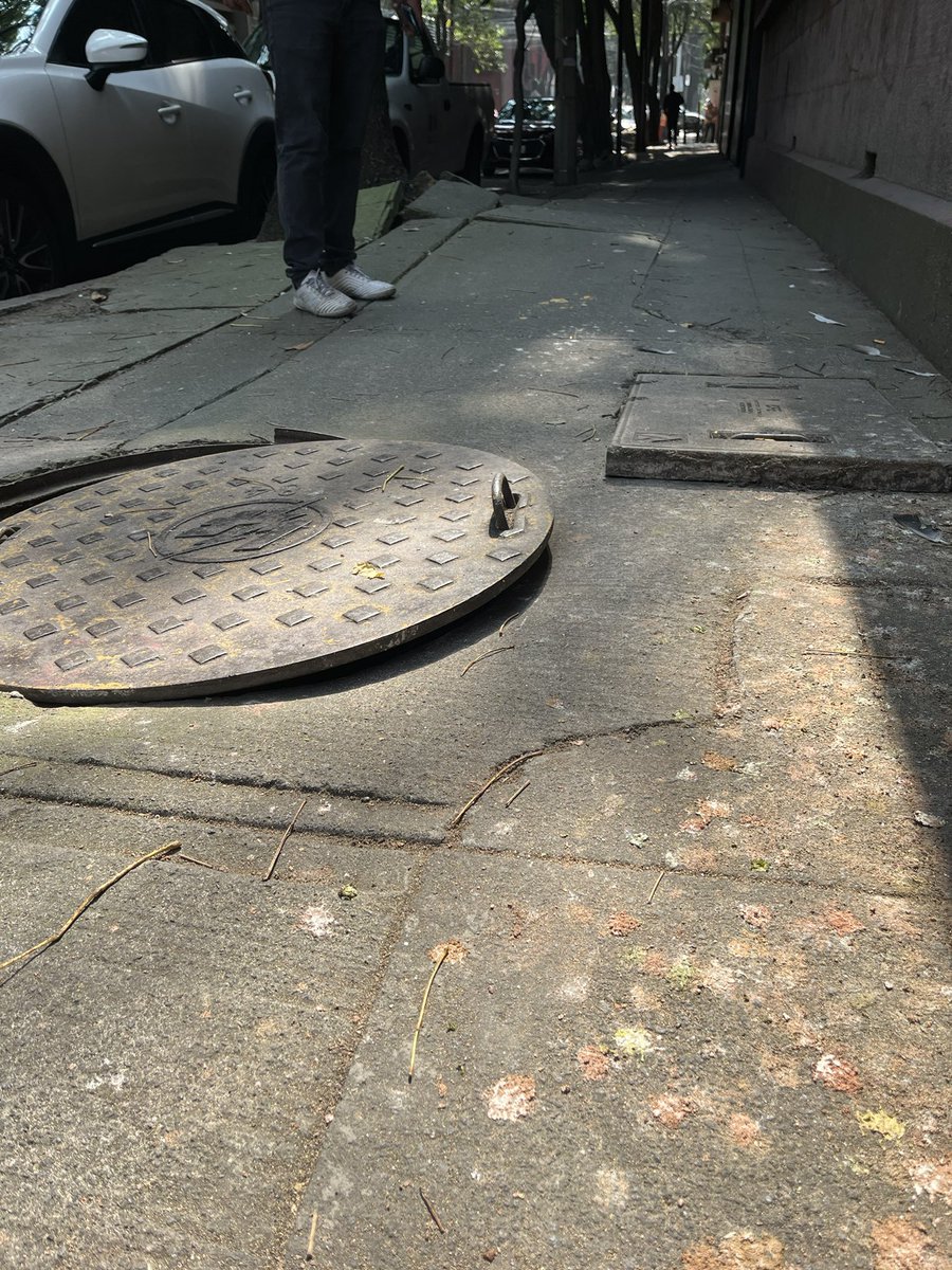 Mientras tanto en Río Duero esquina con Melchor Ocampo (circuito interior) colonia Cuauhtémoc las coladeras siendo un peligro constante… atención <a href="/AlcCuauhtemocMx/">Alcaldía Cuauhtémoc</a> <a href="/AlessandraRdlv/">Alessandra Rojo de la Vega</a>