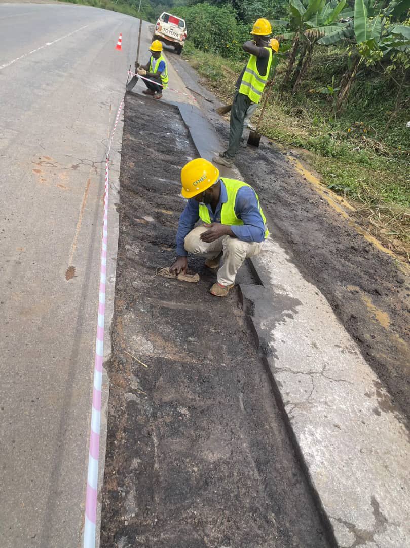 MintpGov's tweet photo. Travaux d'entretien de la Nationale N10 #Yaoundé-#Ayos-#Bonis : L'entreprise SOMAF en charge des travaux s'attelle à traiter les zones accidentogènes avant le démarrage des grands travaux.
#Cameroun🇨🇲 https://t.co/cyM4ZLlFNa