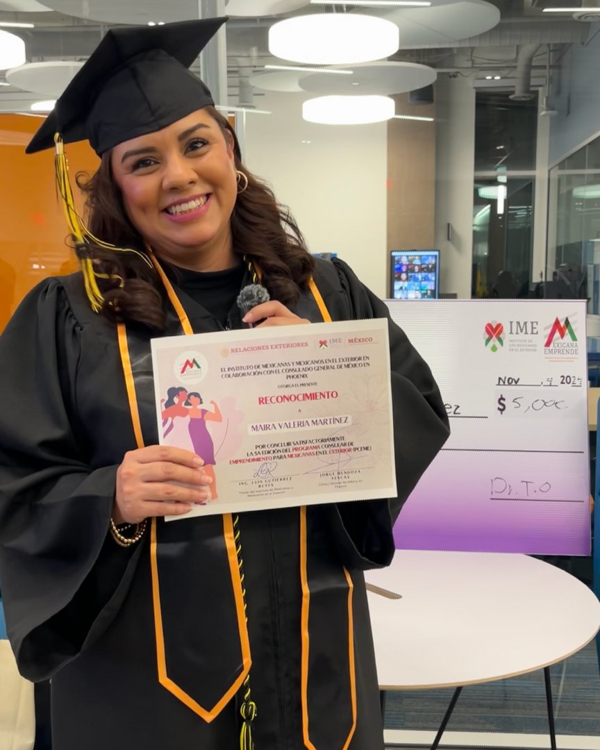 azhcc's tweet photo. ¡Muchas felicidades a las graduadas del Programa Consular de Emprendimiento para Mexicanas en el Exterior! Estas mujeres son una parte importante de nuestra comunidad y juntos vamos a seguir apoyándolas.
¡Felicidades por su buen trabajo!
#arizona #AZHCC https://t.co/1mhnkUOdmv