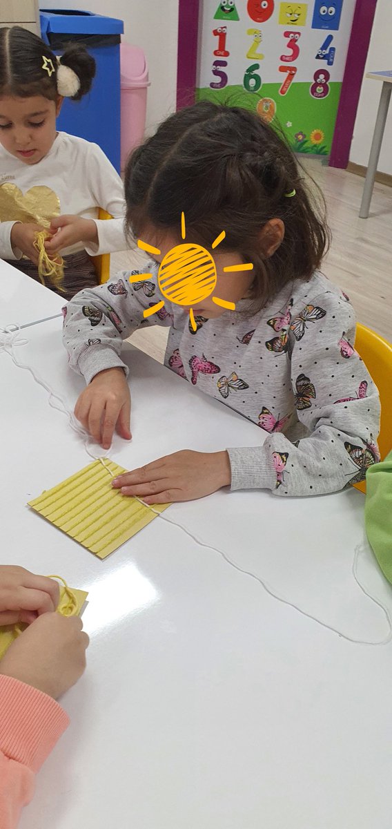 sivashalide's tweet photo. Öğleci mor sınıf bilinen en eski dokuma türlerinden olan kilim dokuma öğrendiler. 
@sivasmem 
@necatiyener_ 
@Sivas_HEDEF https://t.co/RnfFNHfFZr