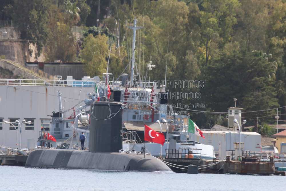 Shipguru's tweet image. #turkishnavy #PrevezeClass #dieselelectric #submarine #TCG_PREVEZE S 353 #berthed at #ArsenaleNavale, #Augusta, #Sicily - 04.03.2018 - maltashipphotos.com - NO PHOTOS can be used or manipulated without our permission @WarshipPorn @Saturn5_ @YorukIsik @warshipworld