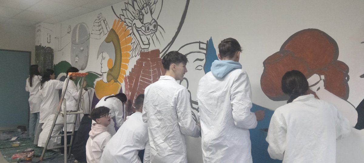 LabbeAdeline's tweet image. ▶️La fresque représentant les sociétés précolombiennes d&apos;Amérique centrale et du sud réalisée par les 1ere 3 euro 🇪🇸  de @JMThouars avance à grand pas.  🙏 à Gabriela et Nicolas, artistes chiliens 🇨🇱 pour leurs conseils sur le @Muralismo 
Inauguration demain ! 
@acpoitiers