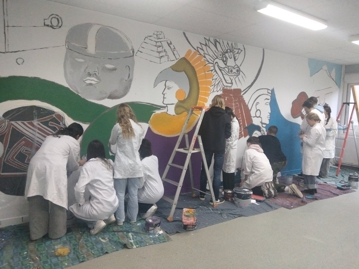 LabbeAdeline's tweet image. ▶️La fresque représentant les sociétés précolombiennes d&apos;Amérique centrale et du sud réalisée par les 1ere 3 euro 🇪🇸  de @JMThouars avance à grand pas.  🙏 à Gabriela et Nicolas, artistes chiliens 🇨🇱 pour leurs conseils sur le @Muralismo 
Inauguration demain ! 
@acpoitiers