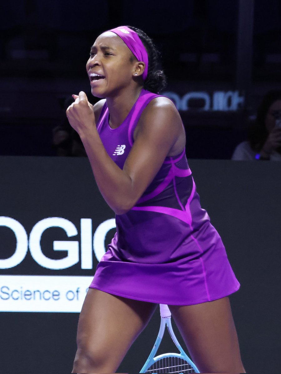 WeAreTennisTR's tweet photo. Gauff, yarı finalde! #WTAFinals 

Iga Swiatek'i 6-3 6-4'lük setlerle yenmeyi başaran Coco Gauff, gruptaki 2. galibiyetini aldı ve adını son dört arasına yazdırmayı başardı. ✅ https://t.co/svhyZ6HQWV