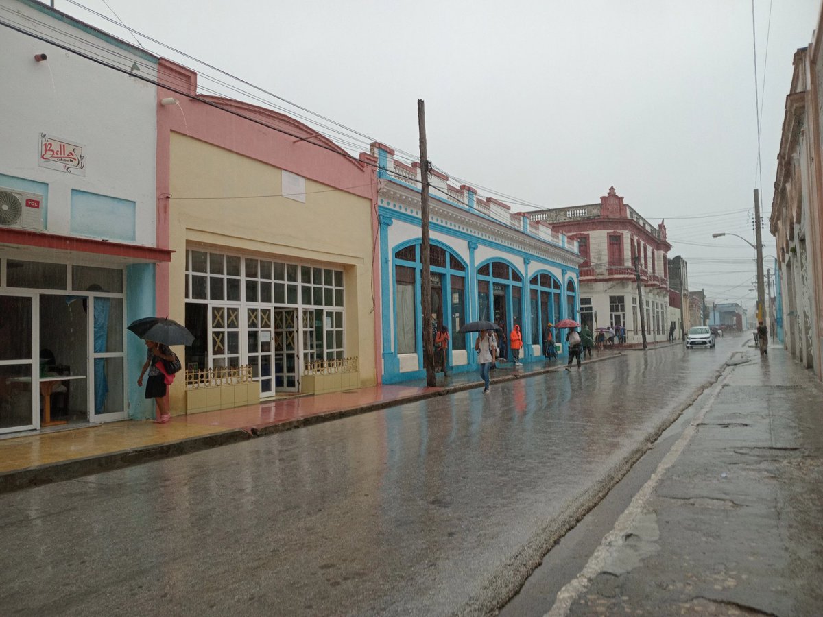 RadioGranma's tweet photo. 🌧#AhoraMismo en #Manzanillo🇨🇺 se ven las influencias de la Tormenta tropical Rafael que transita por el Mar Caribe y nos mantiene en #FaseInformativa
#PreparadosYalertas https://t.co/uyINr0wK5B