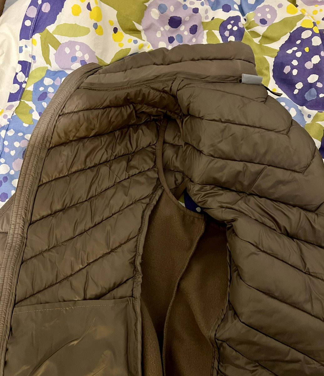 Vein aamulla tyttäreni päiväkotiin ja körrööttelin sitten toimistolle.

Toimistolla huomasin, että toppaliivini (jonka ostin Julasta eräs lauantaialkuilta) oli ollut mulla koko aamun väärinpäin! 😲

Mutta tiedättekö mitä? En ollut moksiskaan.

Kerranhan täällä vaan eletään! 👊