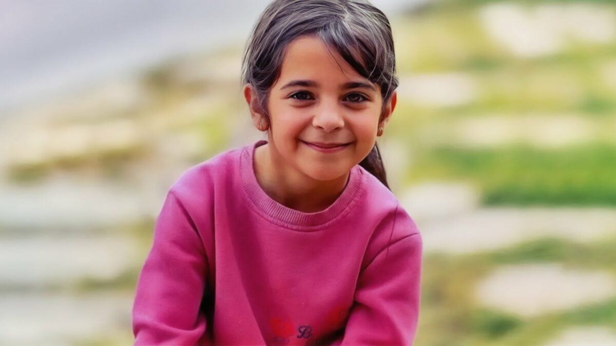 Bu kızın gözlerinin içine iyi bakın. İsmi Narin. Herkes unutmayacağız dedi, unutturmayacağız dedi. Ama herkes unuttu. 8 yaşında hunharca öldürüldü. Bacağı kopmuştu. "Vahşi hayvan koparttı" dediler. Vücudu çürüsün diye dereye koydular. Yetmedi üstüne taş koydular. Bu kadar