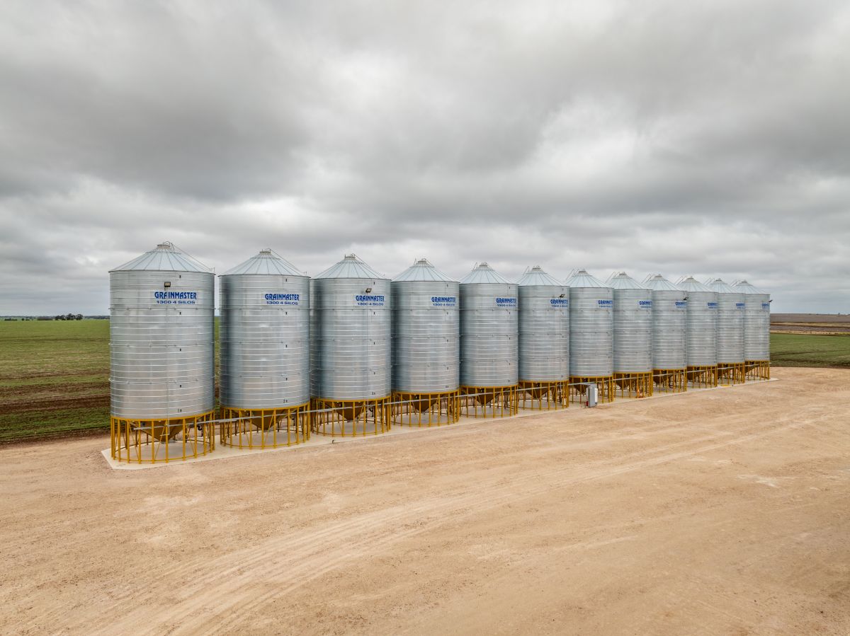 theGRDC's tweet image. GRDC #GrainStorage Extension's @mrchriswarrick retells the story of a simple test by now-retired stored grain authority Phillip Burrill.

Sifting through the first 40L of grain from a header post outing (after being cleaned and stored), he began looking for #pests. He stopped