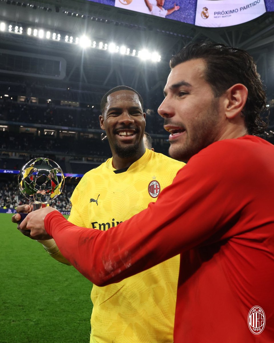 جائزة أفضل لاعب في المباراة، مقدمة من ثيو 😂

#الريال_ميلان 
#دوري_أبطال_أوروبا | #ميلان_دائمًا 🔴⚫️