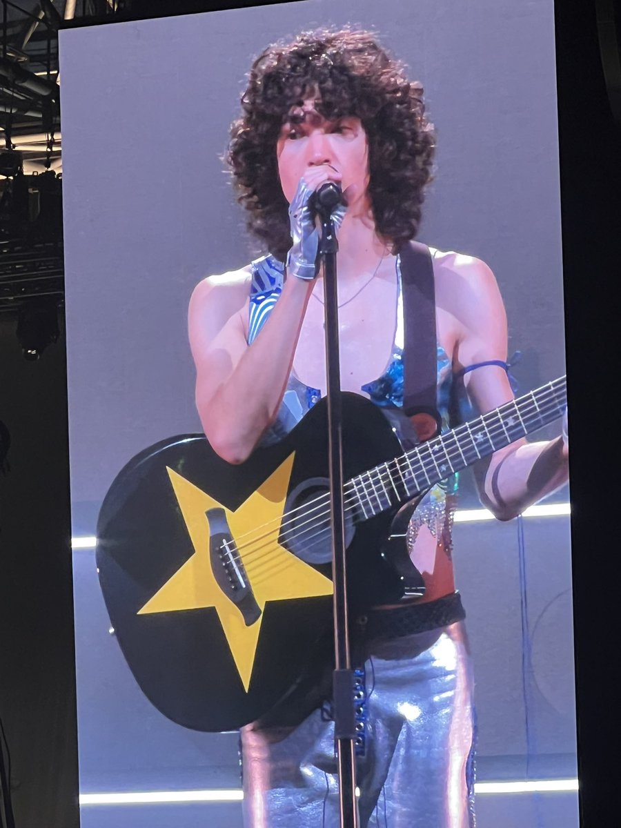 Un.e fan de <a href="/conangrayfr/">conangrayfrance</a> <a href="/conangray/">conan gray</a> a trouvé mes airpods ce soir au <a href="/Zenith_Paris/">Zénith Paris - La Villette</a> et les a pris avec lui/elle… Si jamais par miracle ce tweet lui parvient, I’m here ! #conangray