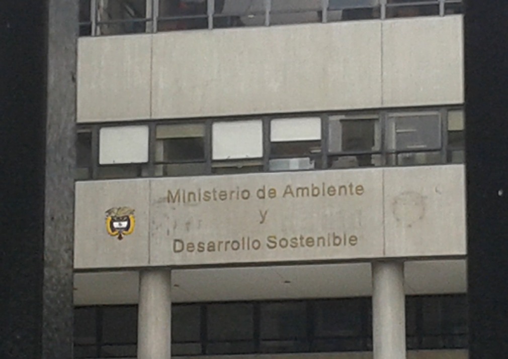 ElRepublicano09's tweet photo. Ministra @susanamuhamad ¿Por qué no dejó entrar a los Representantes de California, sur de Bolívar, Vetas, Santander y Jericó, Antioquia a la reunión para discutir el dañino Decreto 0044? Les dijeron que no podían entrar dizque porque no aparecían registrados y ellos sí se inscribieron. ¿La voz de ellos no cuenta?
