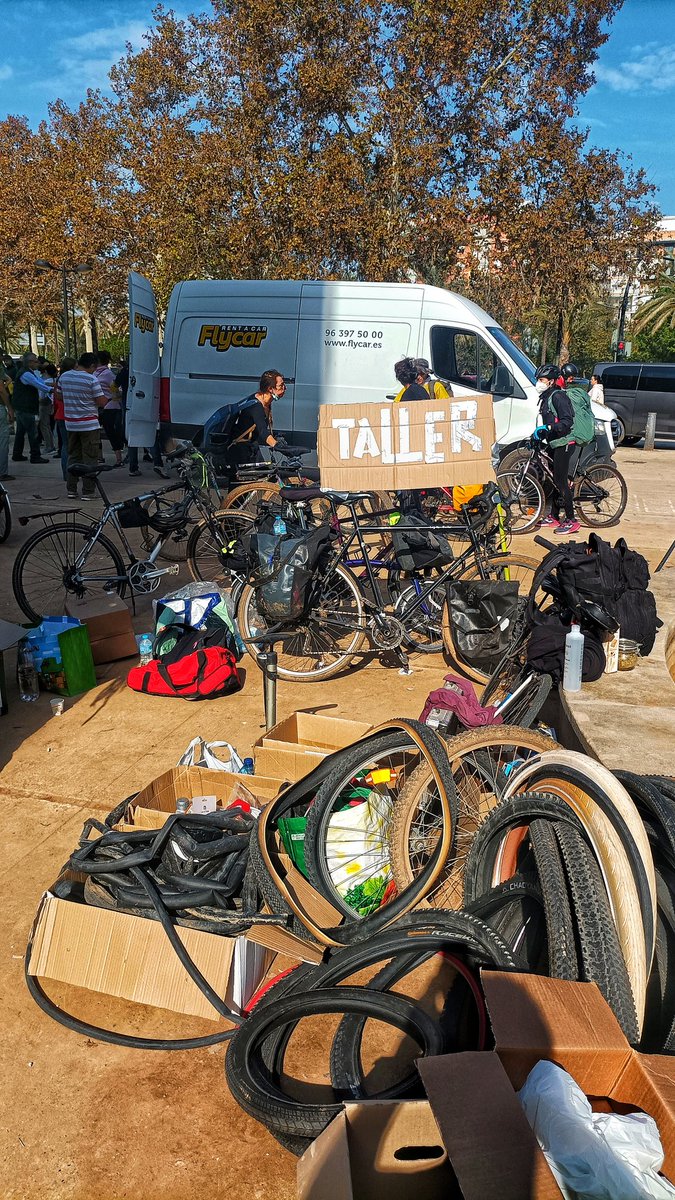 Otro día rodando para aportar lo que podamos desde nuestras bicis a superar las consecuencias de esta terrible dana.

Muchas gracias a lxs ciclistas, a todas las tiendas de bici que están donando material, a Espai Rambleta por el espacio, a los que limpian las bicis gratis... ❤️
