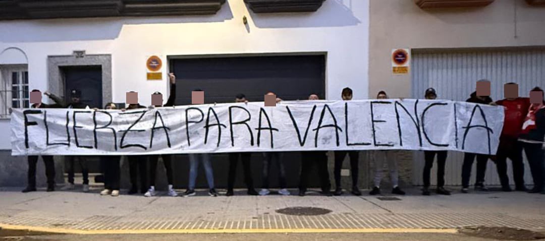 Desde la semana pasada el presidente del <a href="/Chiclana_CF/">Chiclana C.F.</a> no quiso atender a poner una mesa para valencia juntos,
Tampoco permitió recibimiento ni animación y por último no dejó mostrar esta pancarta de apoyo a VALENCIA.
SOMOS ULTRAS NO DELINCUENTES!