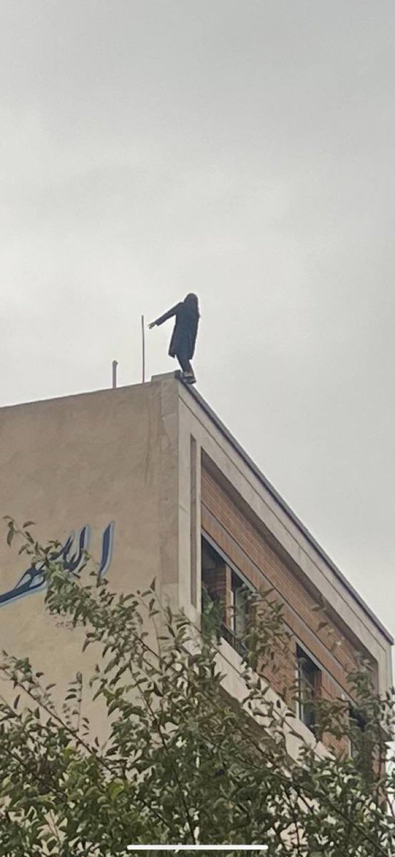 Catastrophe après catastrophe:
#ArezooKhavari, 16 ans,s'est suicidée après avoir été renvoyée de l'école pour non-respect du code vestimentaire et pour avoir dansé sans hijab.Son histoire est un cri de désespoir face à la répression et à l'injustice en🇮🇷.N'oublions jamais son nom