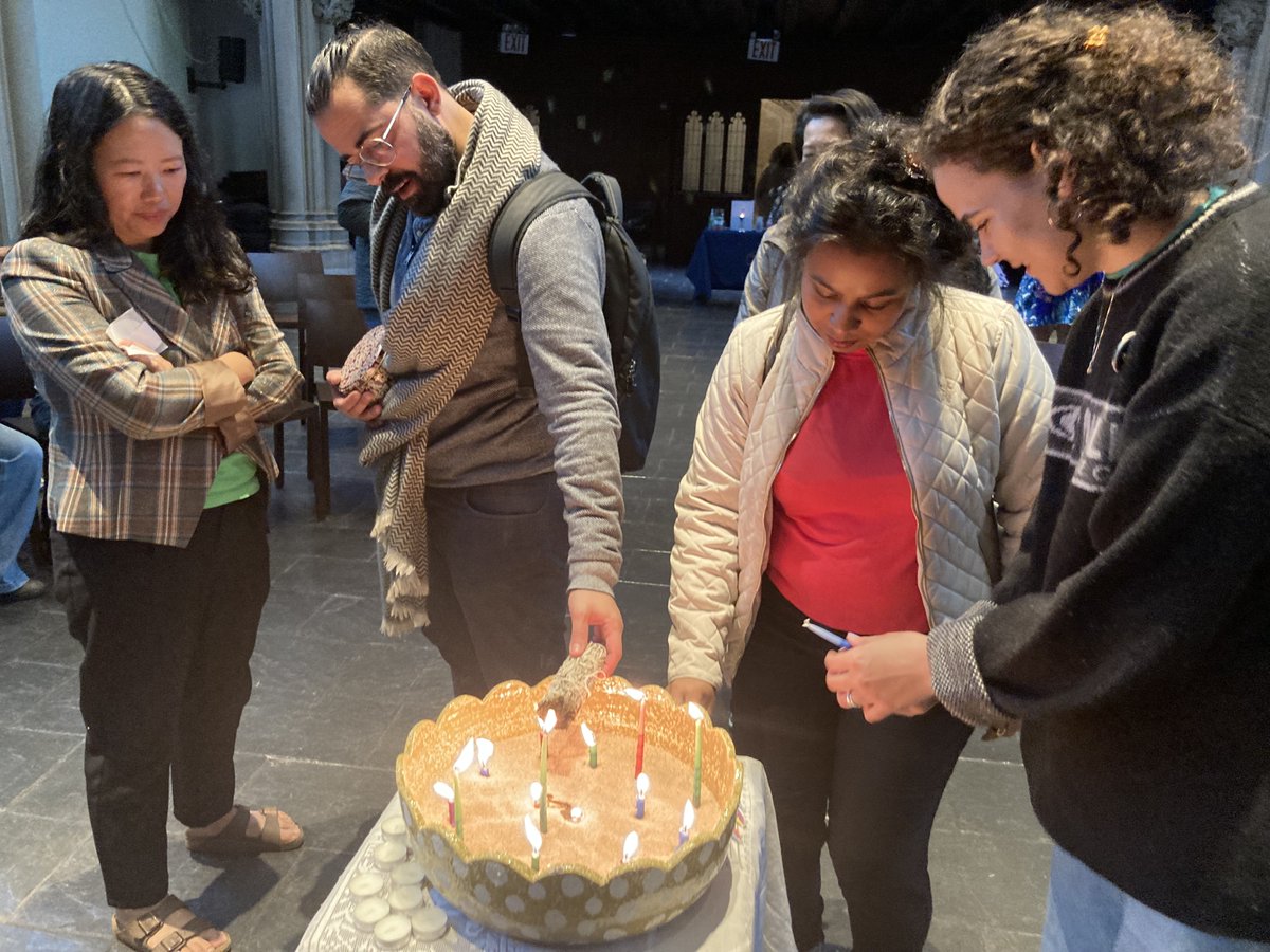 Es geht los. Alle warten. Ich fiebere mit, leide auch ein bisschen. Hatte es schon vorher geahnt, aber jetzt weiss ich: Amerika hat so viel zu bieten. Viel Schreckliches ja, aber auch viel sonstwo Unmögliches, Gutes. May God bless America. May we wake up to a female president.