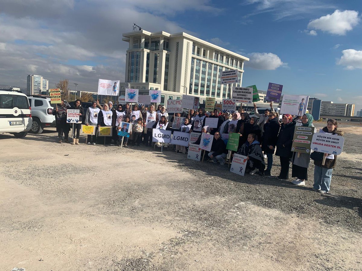 inciabatuhan's tweet photo. @ilk_57 Bu Ülkenin Vatandaşıyım. 🇹🇷
2 gündür Sağlık Bakanlığı Önünde Eylemdeyiz. #DMD Kas Hastası Çocuklar Yaşamak İstiyor diyoruz. 
Belki Suriye'li olsaydık makamların da karşılanırdık... https://t.co/tH9RSbxayA