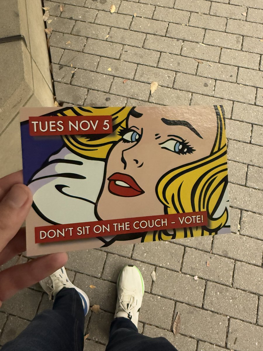 Deze kaart lag in het mandje van mijn deelfiets en de boodschap klopt volledig. Een verkiezing win je door mensen te overtuigen om daadwerkelijk te gaan stemmen. Zowel Harris als Trump nemen het vandaag op tegen de thuisblijver. #amerikakiest