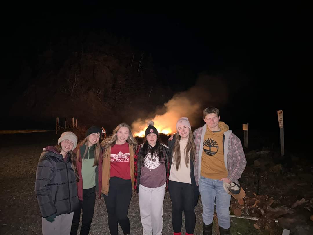 sparkes397's tweet photo. A cold but fun bonfire night in the SWA #GuyFawkesNight #Newfoundland https://t.co/HmYVsWDIRD