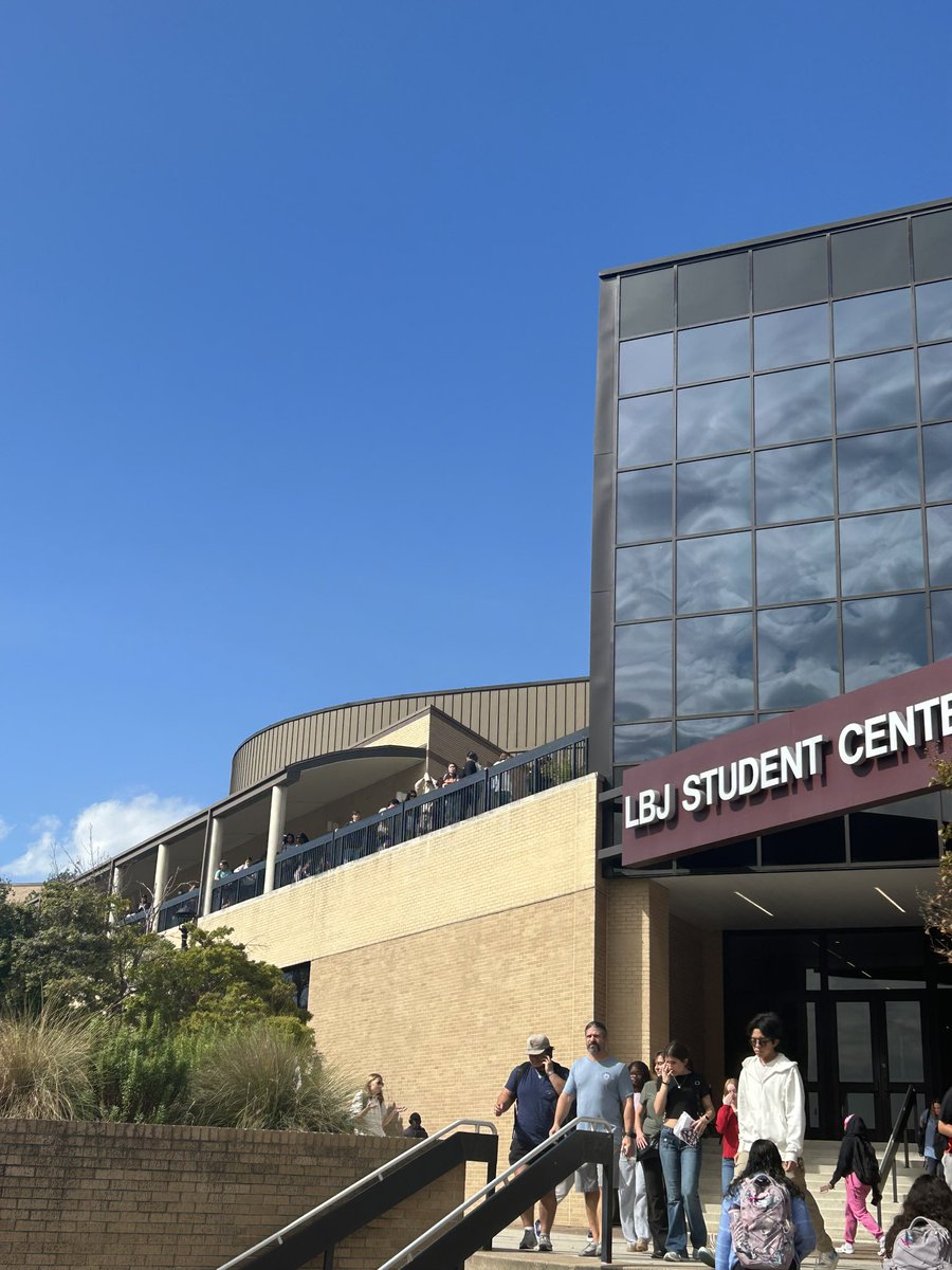 jamielbmoore's tweet photo. LBJ Student Center is still pretty busy, with a pretty lengthy wait time. Students are lined up, you can see it from the front of the building. #SMTX https://t.co/Z1PNaNC2AC