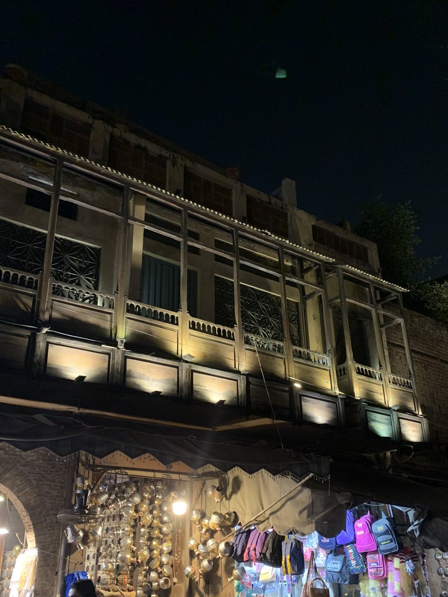 What's your favorite way to spend a weekend?
I love to move in the old city !