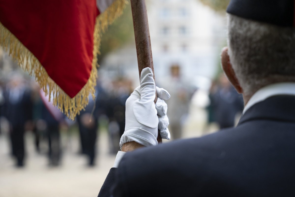 Il y a 80 ans, le général de Gaulle remettait à Grenoble la Croix de la Libération pour honorer la résistance exemplaire face à l'occupation. Cette distinction rend hommage à toute la Résistance de l'Isère, dont Grenoble fut le cœur battant 🇫🇷
