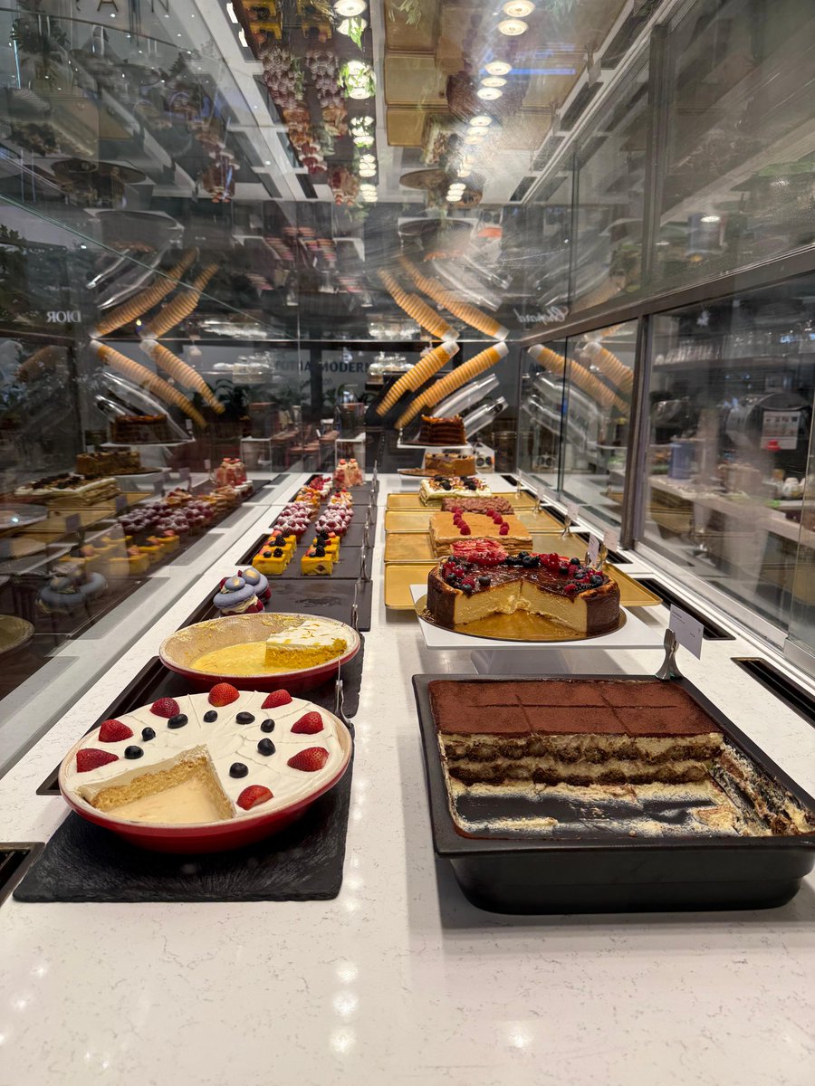 ashguptaX's tweet image. "Let them eat cake!"  😋  Anyone else think cake makes everything better? 🎂 #cakelife #dessertlover #foodies #LetOurHeartsBeatAsOne