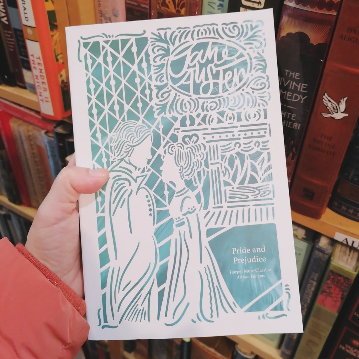 sitiojaneausten's tweet photo. Bonita #portada de #PrideAndPrejudice, vista en #theabbeybookshop de #Paris
De @harpermusebooks
#JaneAusten #OrgulloYPrejuicio #libros #books #livres #bookhoarders #Leeresdeguapas #bookaholic #instablogger #booklove #bookcovers #eninglés
https://t.co/RoTAGac80J https://t.co/FDHxNJ9JKV
