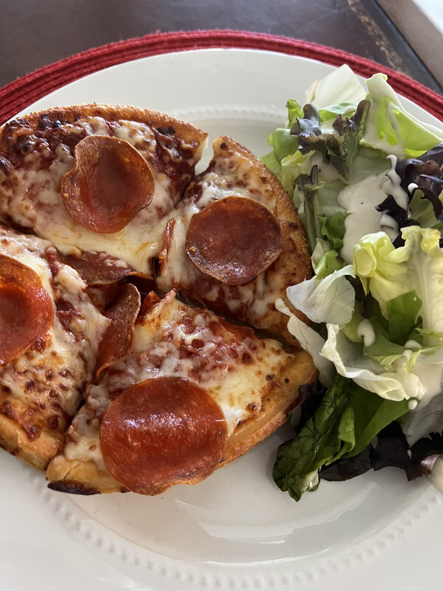 CarilynJohnson's tweet photo. 14 miles out of #Daily20 done.
Recovery personal pan pizza. https://t.co/OShSAqJ577