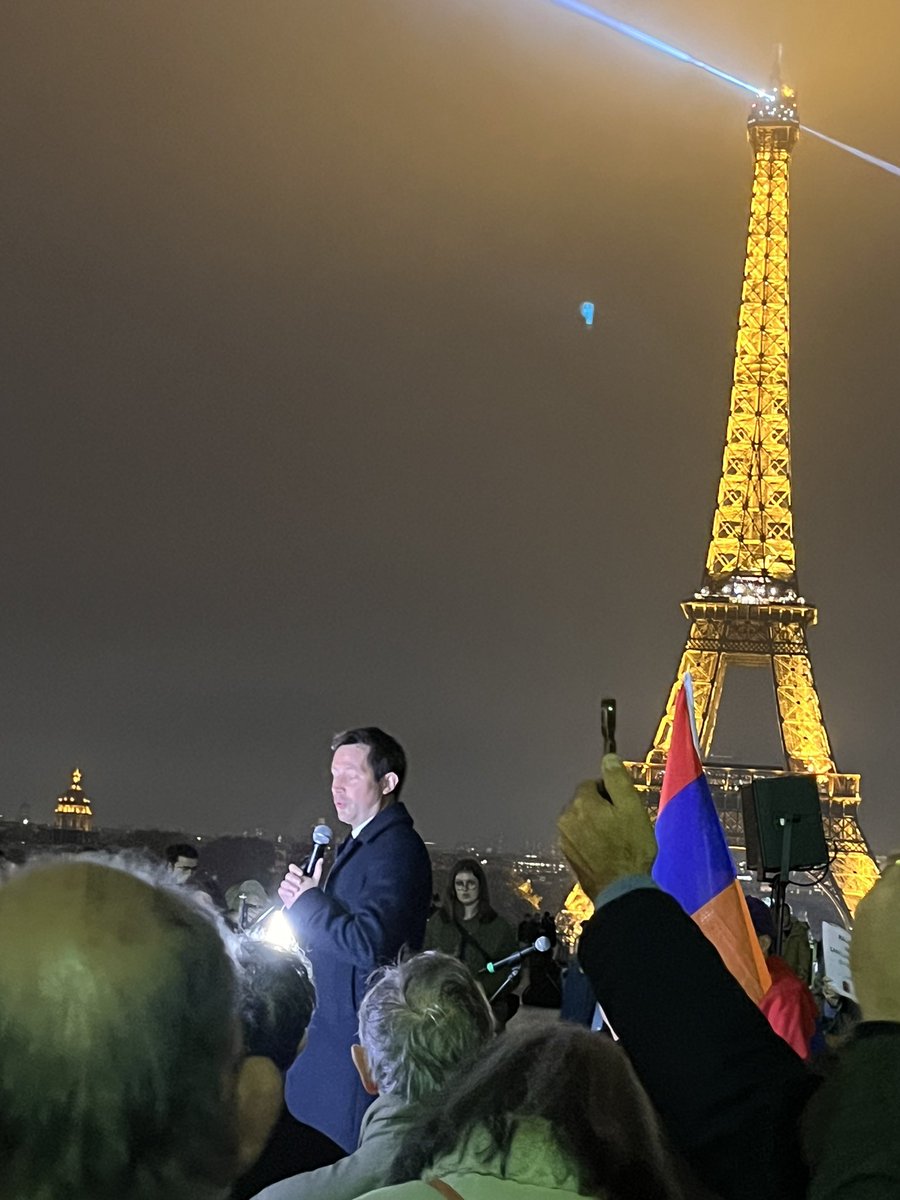 OeuvredOrient's tweet photo. « Nous pensons ce soir à tous les réfugiés d’Artzakh qui vivent avec le fond d’eux même le souvenir de leur maisons vides. » 
« Je ne doute pas que ceux qui iront à #Bakou auront le devoir de parler . 
« Nous exigeons d’eux qu’ils parlent » 
« Nous n’avons pas le droit de nous décourager, nous avons le devoir d’espérer ». « Le combat continue avec vous , nous ferons en sorte que l’Europe va justice au peule #arménien ». François-Xavier Bellamy