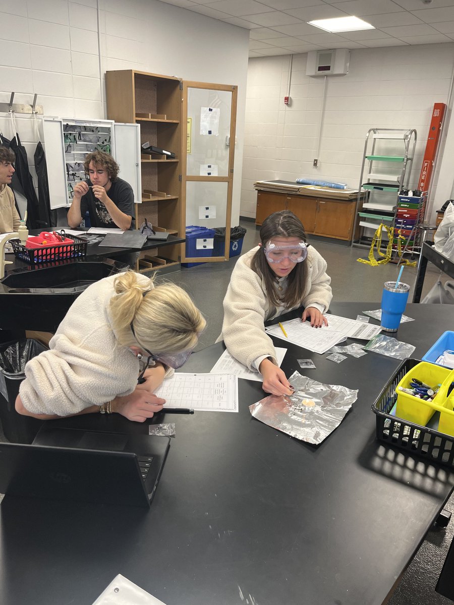 RFH_STEM's tweet image. Fiber weave patterns and fiber burn testing in Forensic Science! Future CSI scientists at work. @RFH_Regional