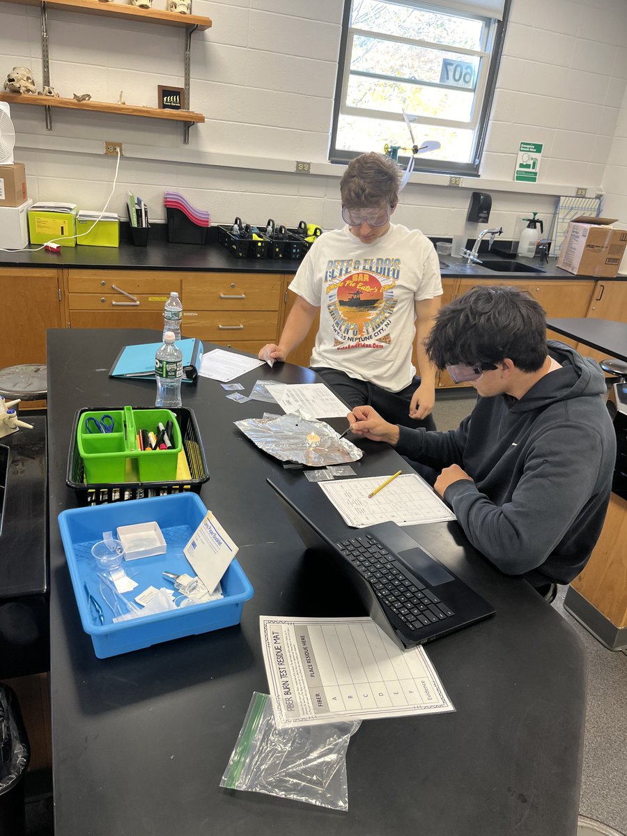 RFH_STEM's tweet image. Fiber weave patterns and fiber burn testing in Forensic Science! Future CSI scientists at work. @RFH_Regional