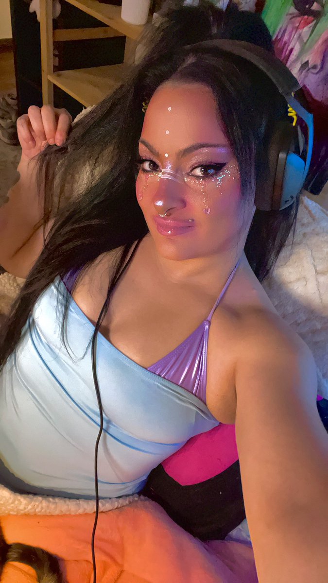 Lunar_TheArtist's tweet photo. My Glitter addictionโฆ #glitter #LoveDialdirect #streamer #twitch #cute #gamergirl https://t.co/RJRKLK7wmF