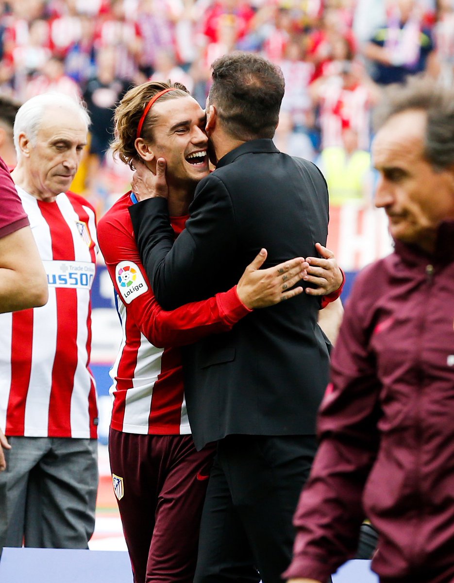 ActuFoot_'s tweet photo. Le superbe hommage de Diego Simeone à Antoine Griezmann 🇫🇷 :

« 𝗝𝗲 𝗻𝗲 𝗽𝗲𝘂𝘅 𝗾𝘂'𝗲𝘅𝗽𝗿𝗶𝗺𝗲𝗿 𝗺𝗮 𝗴𝗿𝗮𝘁𝗶𝘁𝘂𝗱𝗲 𝗲𝗻𝘃𝗲𝗿𝘀 𝗔𝗻𝘁𝗼𝗶𝗻𝗲. 

Nous l'avons connu quand il avait 22 ans et nous avons grandi ensemble. 🫂

L'autre jour, il a atteint les 400 matches (avec l’Atletico) 𝗲𝘁 𝗰’𝗲𝘀𝘁 𝗺𝗼𝗶 𝗹'𝗲𝗻𝘁𝗿𝗮𝗶̂𝗻𝗲𝘂𝗿 𝗾𝘂𝗶 𝗹'𝗮 𝘀𝗲́𝗹𝗲𝗰𝘁𝗶𝗼𝗻𝗻𝗲́ 𝟰𝟬𝟬 𝗳𝗼𝗶𝘀. 

J'aime sa façon de vivre, son talent, sa personnalité... 

Nous profiterons de lui jusqu'au jour où il partira, et quand ce jour viendra, nous l'accompagnerons car il sera l'un des meilleurs de l’Histoire de l'Atlético. ❤️🤍 »

🎙️ conf. de presse