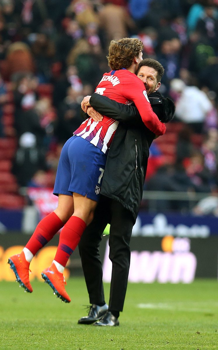 ActuFoot_'s tweet photo. Le superbe hommage de Diego Simeone à Antoine Griezmann 🇫🇷 :

« 𝗝𝗲 𝗻𝗲 𝗽𝗲𝘂𝘅 𝗾𝘂'𝗲𝘅𝗽𝗿𝗶𝗺𝗲𝗿 𝗺𝗮 𝗴𝗿𝗮𝘁𝗶𝘁𝘂𝗱𝗲 𝗲𝗻𝘃𝗲𝗿𝘀 𝗔𝗻𝘁𝗼𝗶𝗻𝗲. 

Nous l'avons connu quand il avait 22 ans et nous avons grandi ensemble. 🫂

L'autre jour, il a atteint les 400 matches (avec l’Atletico) 𝗲𝘁 𝗰’𝗲𝘀𝘁 𝗺𝗼𝗶 𝗹'𝗲𝗻𝘁𝗿𝗮𝗶̂𝗻𝗲𝘂𝗿 𝗾𝘂𝗶 𝗹'𝗮 𝘀𝗲́𝗹𝗲𝗰𝘁𝗶𝗼𝗻𝗻𝗲́ 𝟰𝟬𝟬 𝗳𝗼𝗶𝘀. 

J'aime sa façon de vivre, son talent, sa personnalité... 

Nous profiterons de lui jusqu'au jour où il partira, et quand ce jour viendra, nous l'accompagnerons car il sera l'un des meilleurs de l’Histoire de l'Atlético. ❤️🤍 »

🎙️ conf. de presse