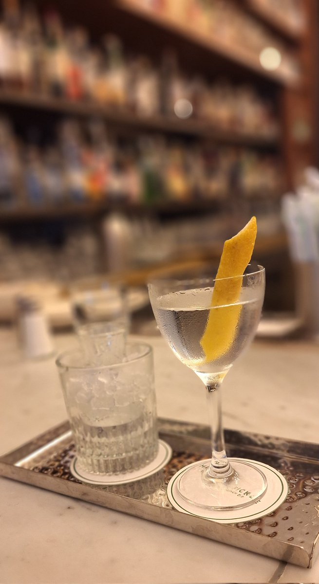 In accordo con le direttive <a href="/IlPelagi/">il Pelagi</a>, la notte elettorale si approccia con un Martini a pranzo. Non vedo errori.