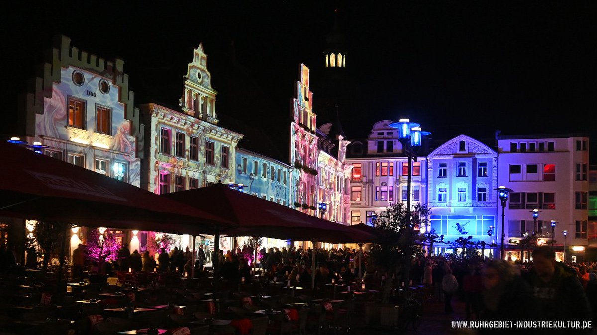 Der Markt von Recklinghausen in den letzten Tagen. Denkt euch jetzt noch die gesungenen Hits von ABBA und Udo Jürgens dazu.
Ich habe Samstag zum ersten Mal „Recklinghausen leuchtet“ gesehen und war wirklich begeistert. Und überrascht vom betriebenen Aufwand und dem großen Andrang