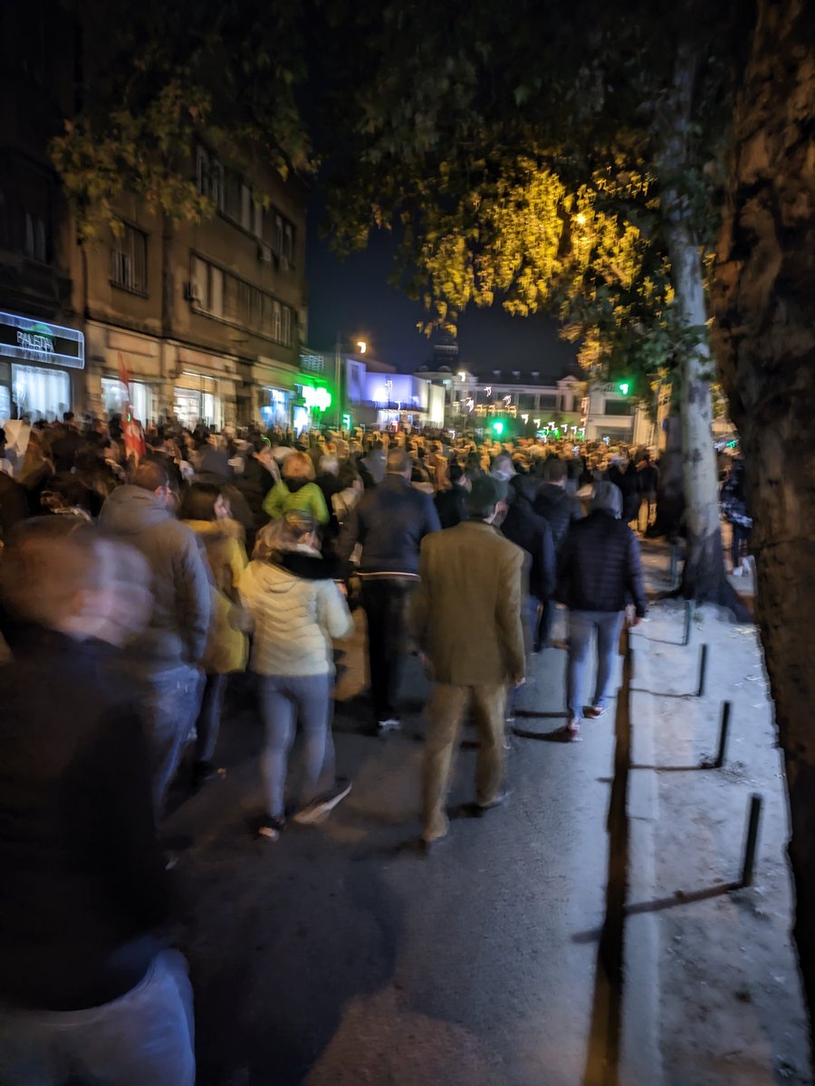 paratzelzius's tweet photo. Dragi Beograđani, moram da vam objasnim veliku razliku između vas i nas.
Mi ne idemo iz centra na gazelu, nego sa ž stanice u centar! https://t.co/wnBcW6bcz1